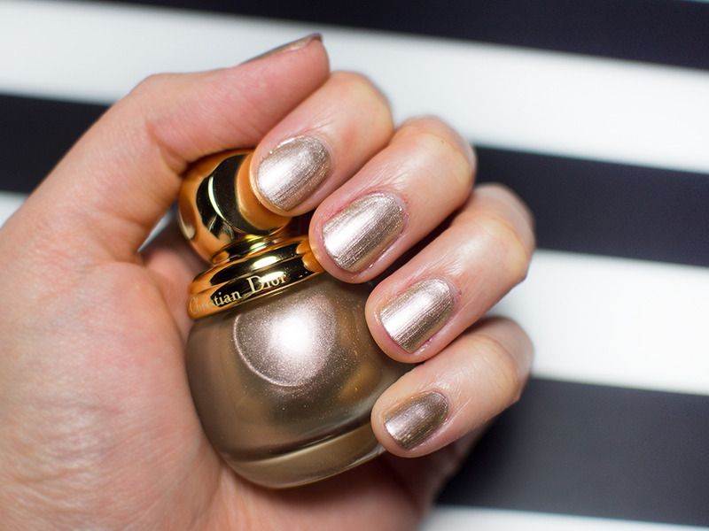  photo Dior Holiday A State of Gold Diorific Nail Vernis Gris-Or Swatch