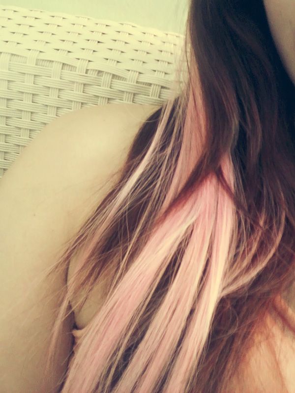 Ružový pramienok vo vlasoch
