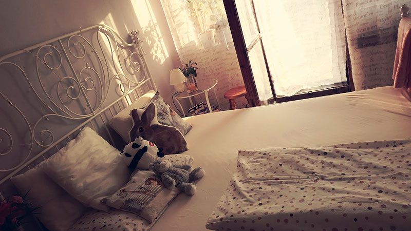 Biela romantická posteľ - na čele postele mám dokonca svetielka!