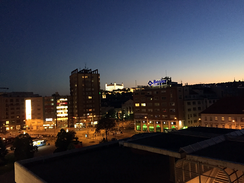 S výhľadom na nočnú Bratislavu