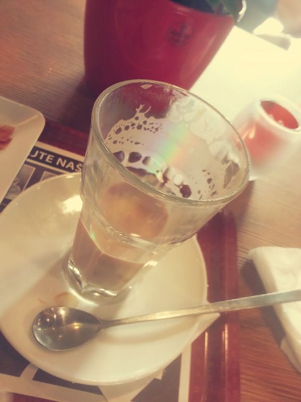Dúha v pohári od kávy